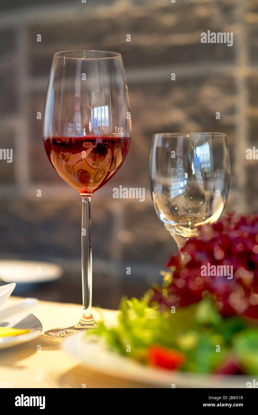 Gedeckter Esstisch mit Weingläsern coperto tavolo da pranzo con bicchieri di vino Foto Stock