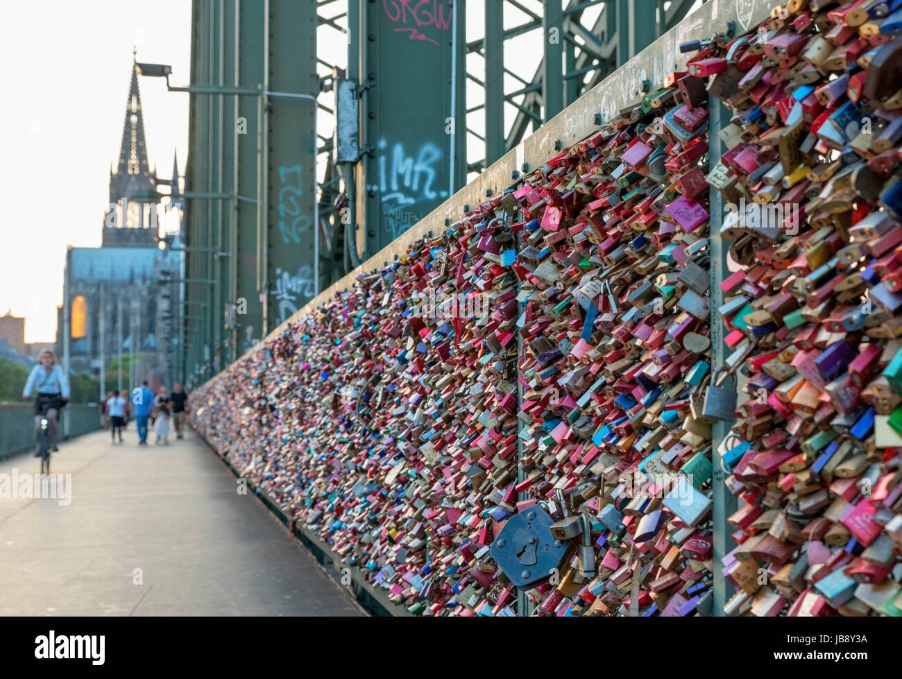 Blocca l'amore (amore lucchetti) sul ponte di Hohenzollern (Hohenzollernbrücke), Colonia, Germania Foto Stock