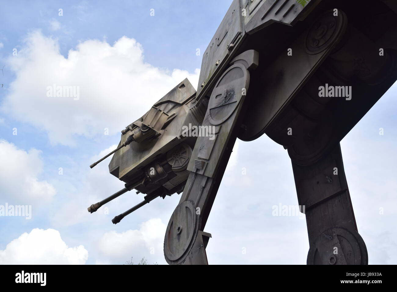 Una Star Wars 'tutti i terreni di trasporto blindati' (A-A), come si vede a Disney World. AT-AT è un famoso simbolo militare nell'universo di Star Wars. Foto Stock