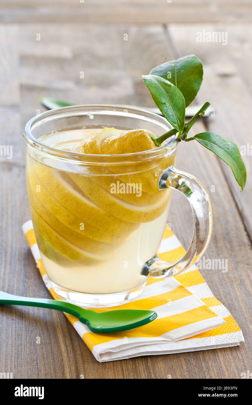 Tasse aus Glas mit heisser limone Foto Stock