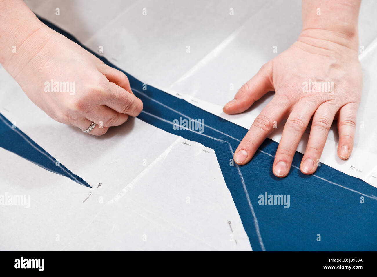 Il disegno dello schema di taglio per cucire i vestiti Foto stock - Alamy