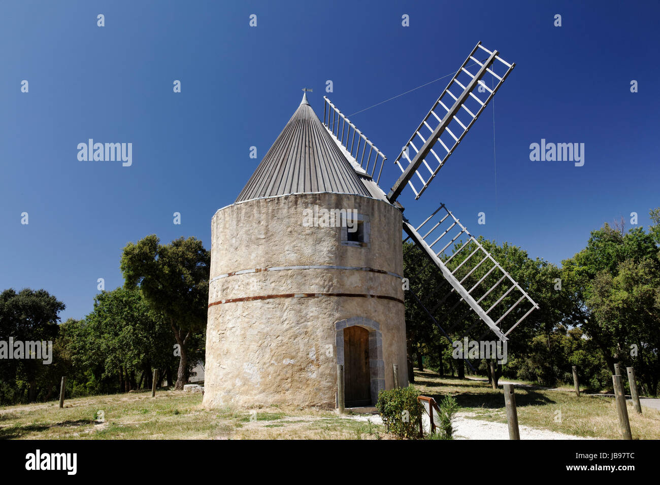 Grimaud, Moulin de la Gardiolle, Moulin St Roch, Windmühle aus dem 17. Jahrhundert, Cote d'Azur, Provenza - Grimaud, xvii secolo Saint Roch il mulino a vento (Moulin de la Gardiolle, Moulin St Roch), Cote d'Azur, in Francia Meridionale, Europa Foto Stock