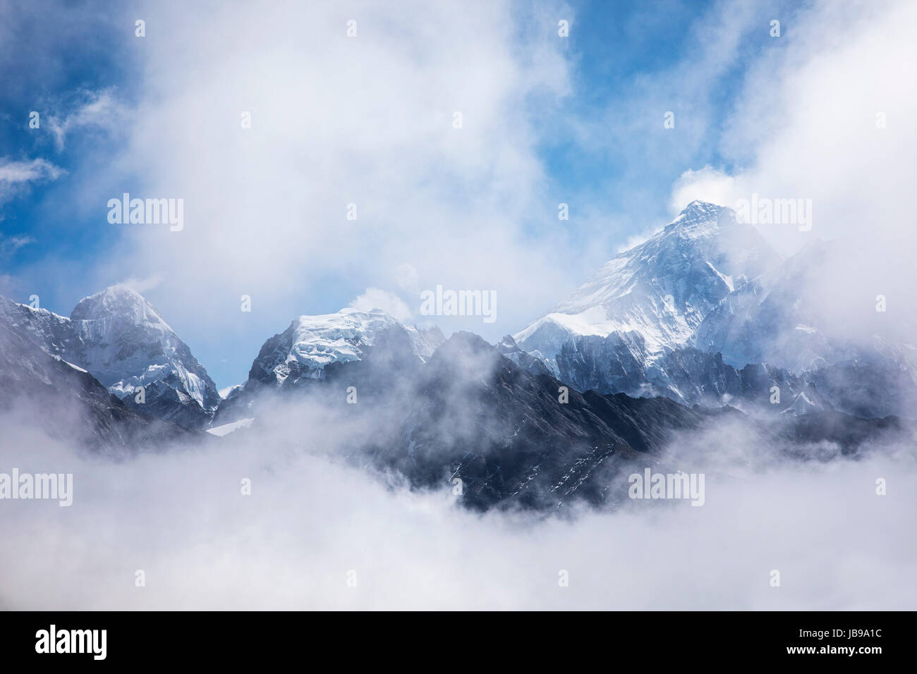Il monte Everest revelaed attraverso le nuvole. Parco Nazionale di Sagarmatha in Himalaya del Nepal. Foto Stock