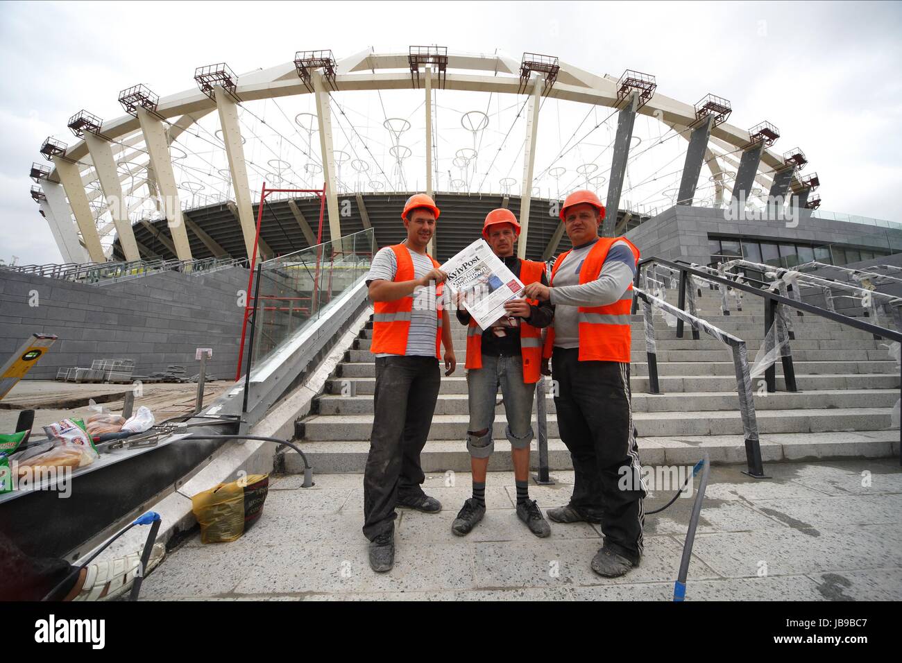 Costruttori tenere GIORNALE KIEV UCRAINA ucraina di Kiev Kiev Ucraina 13 Giugno 2011 Foto Stock