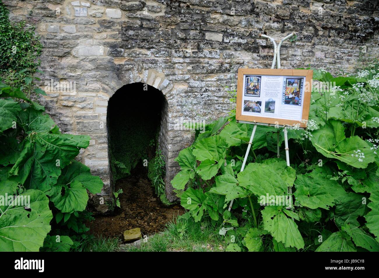 Pozzo santo, Stevington, Bedfordshire, che non è mai stato noto di congelare. Le acque sono state detto di avere proprietà curative Foto Stock