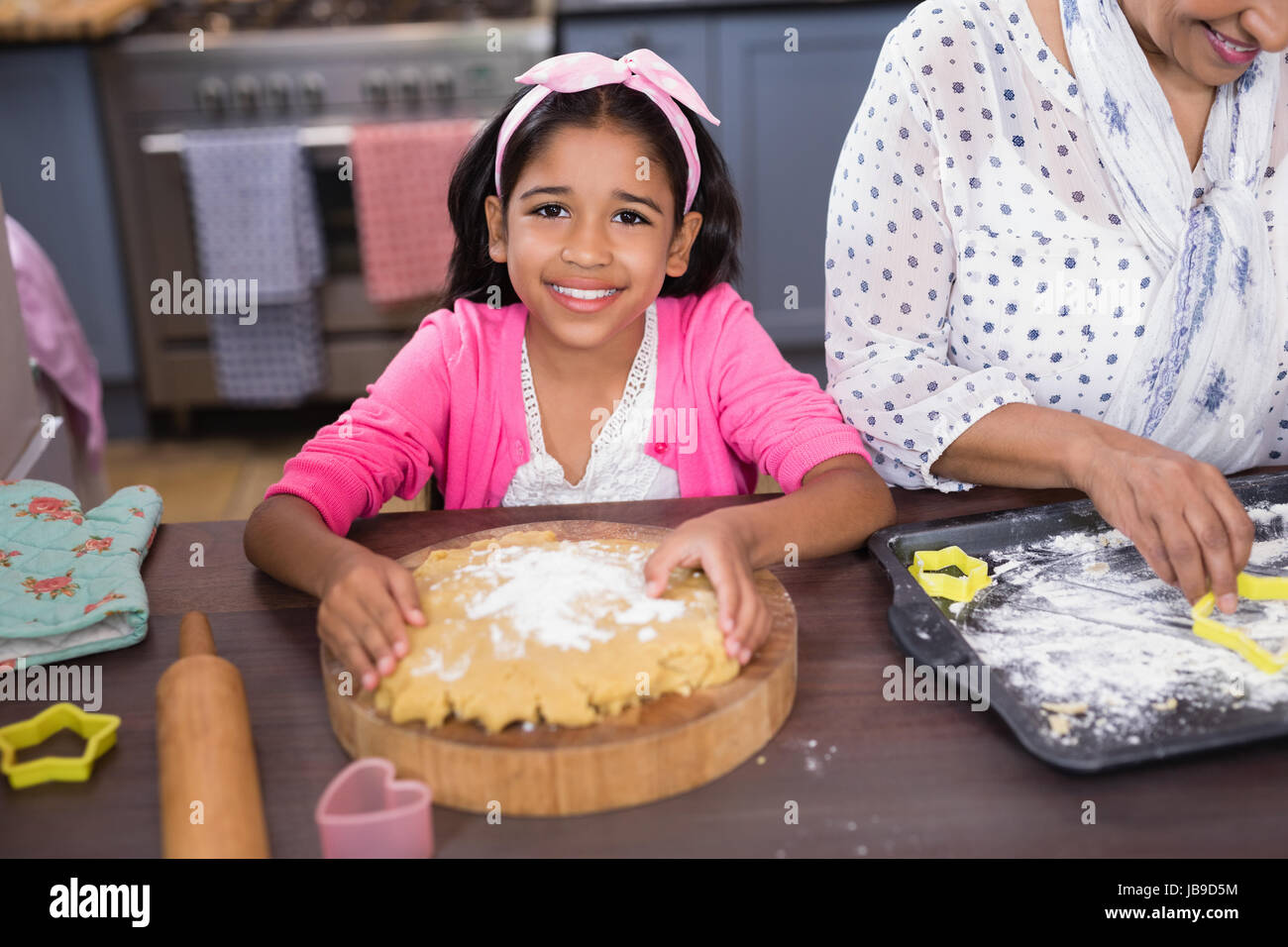 Ritratto di ragazza sorridente alla preparazione del cibo in cucina a casa Foto Stock