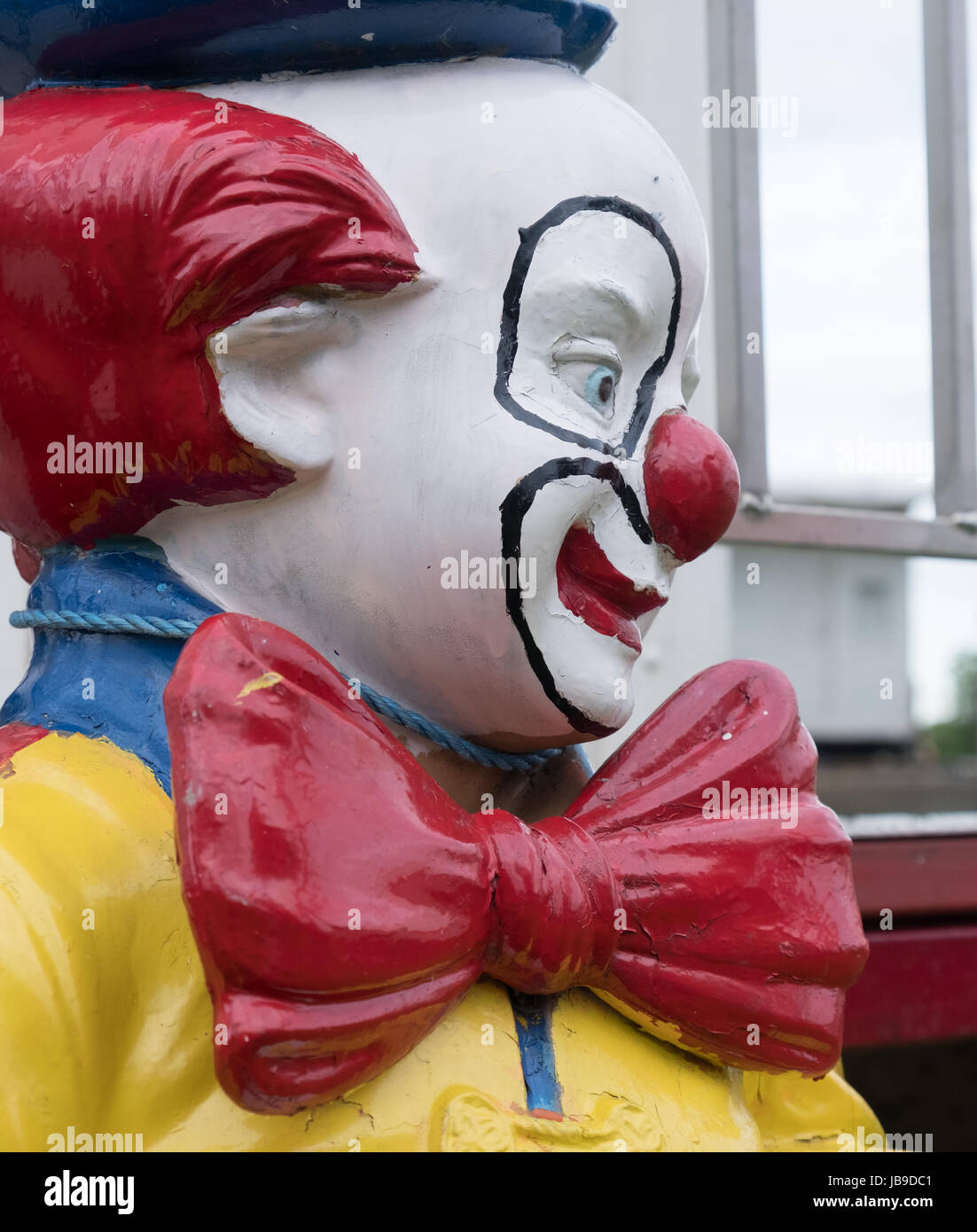 Una molto grande, a grandezza naturale circus clown modello all'ingresso Ginnets circus a Bicester, Oxfordshire. Foto Stock