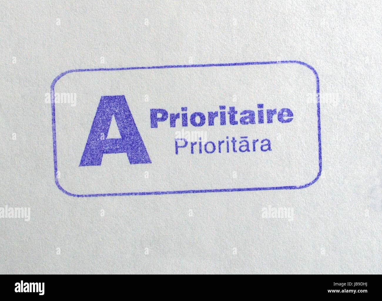 Posta prioritaria internazionale farà fede il timbro postale sulla busta da  lettere scritte in francese e il lettone Foto stock - Alamy