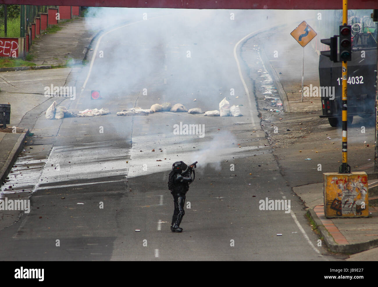 Un elemento di Mobile Anti-Riot Squad (ESMAD) nei tumulti a Distrital University di Bogotá, Colombia Foto Stock
