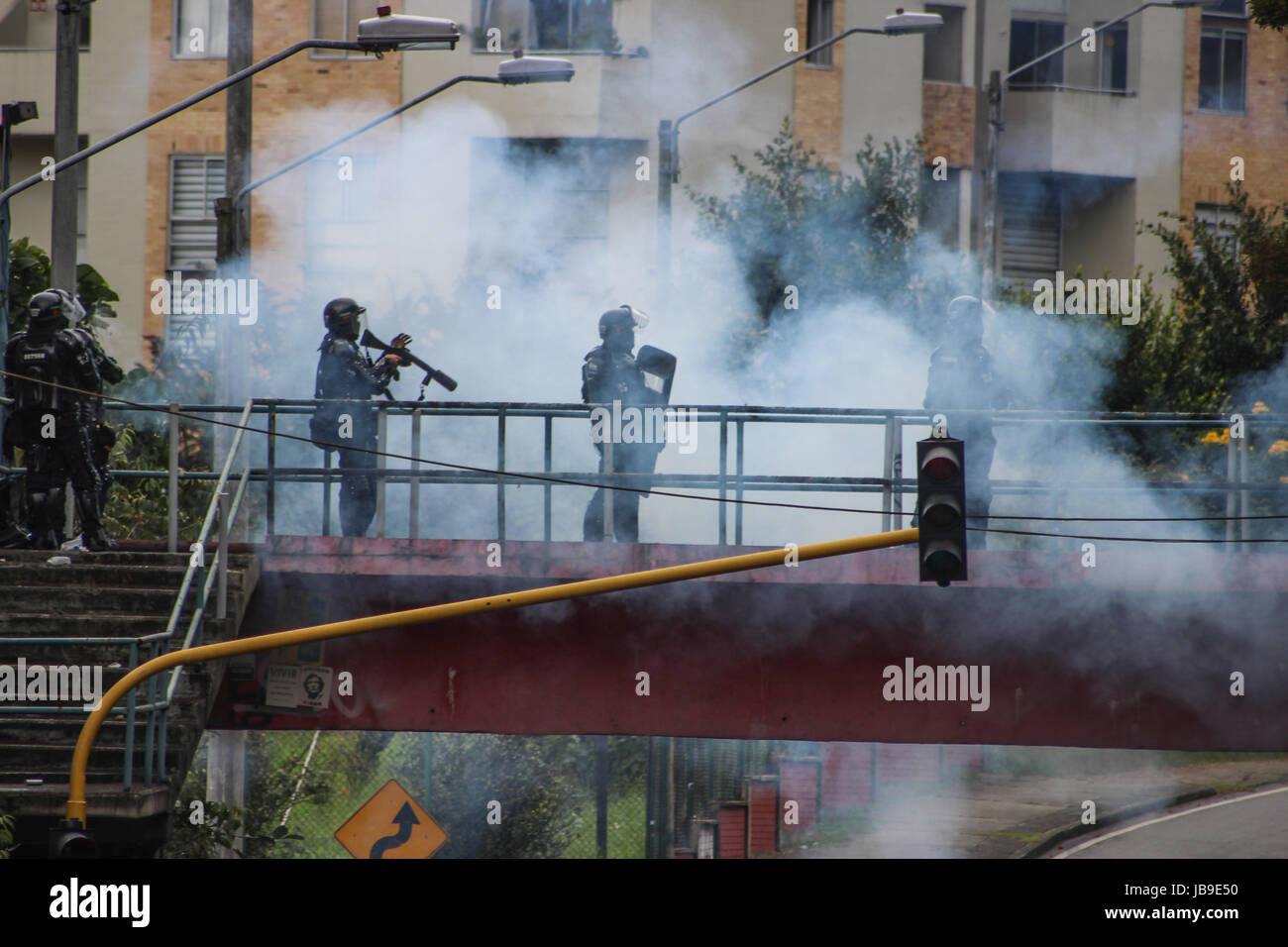 Il membri del Mobile Anti-Riot Squad (ESMAD) nei tumulti a Distrital University di Bogotá, Colombia Foto Stock