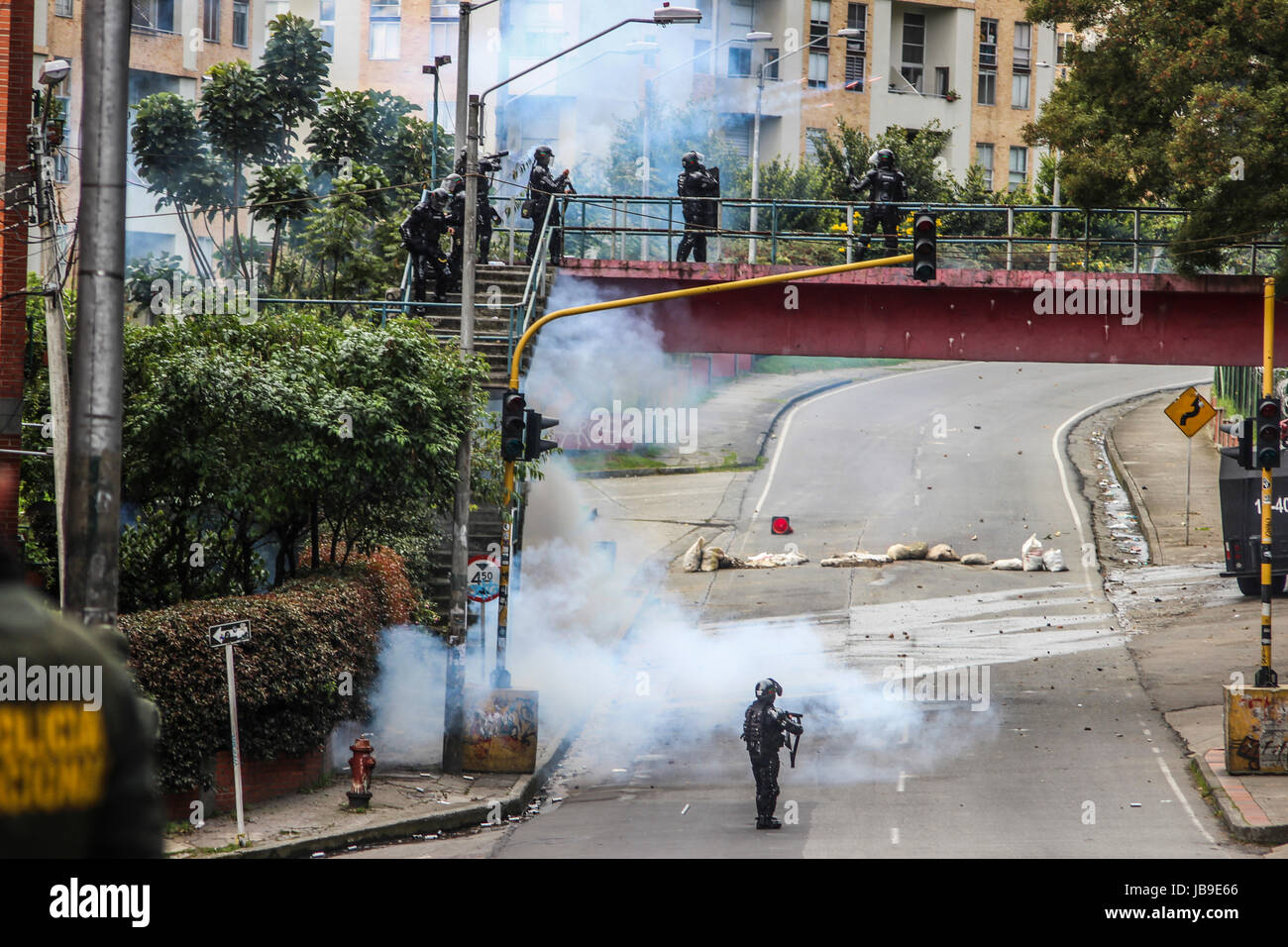 Il membri del Mobile Anti-Riot Squad (ESMAD) nei tumulti a Distrital University di Bogotá, Colombia Foto Stock