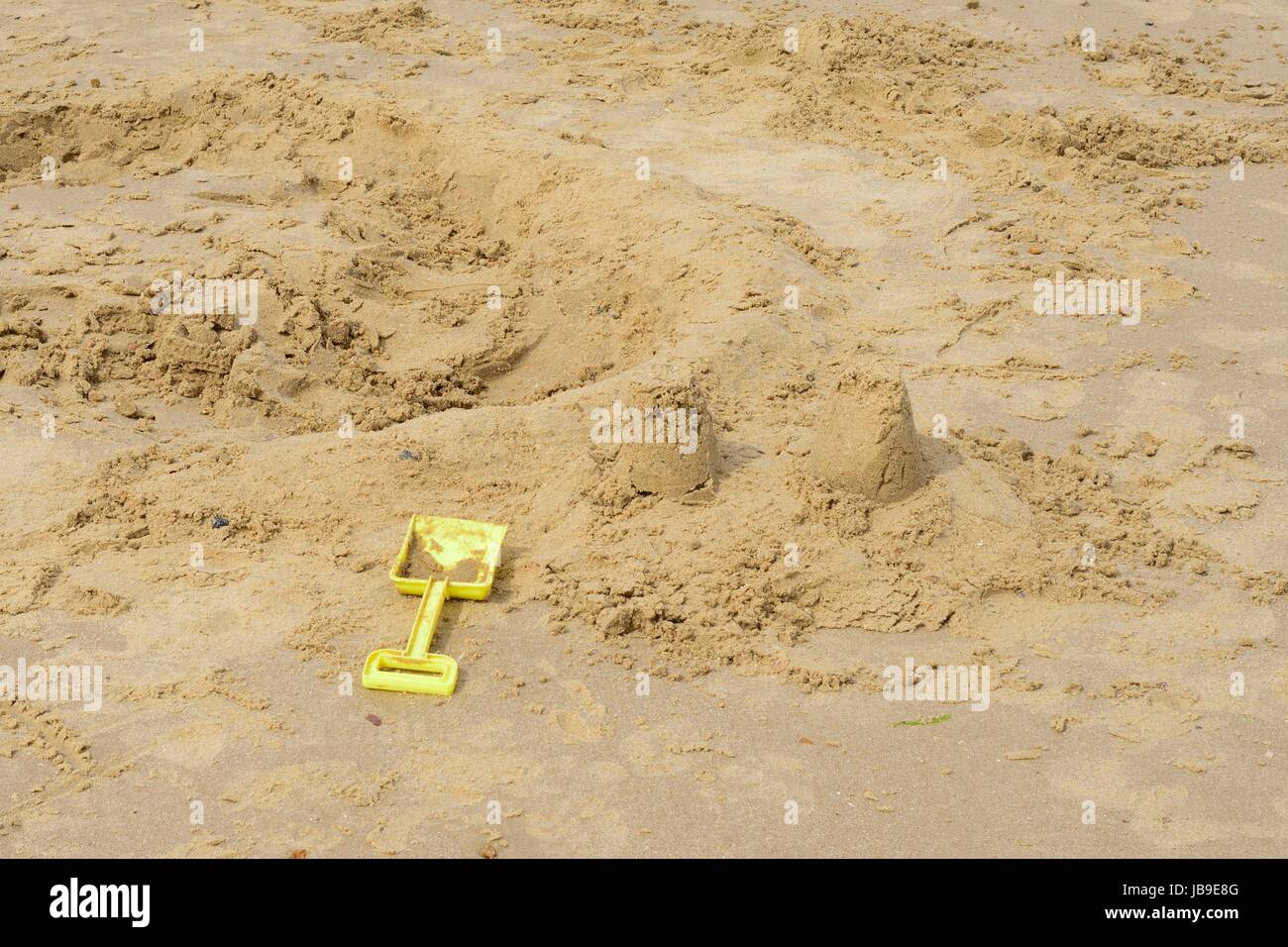 Kids spade da ripartiti sandcastle Foto Stock