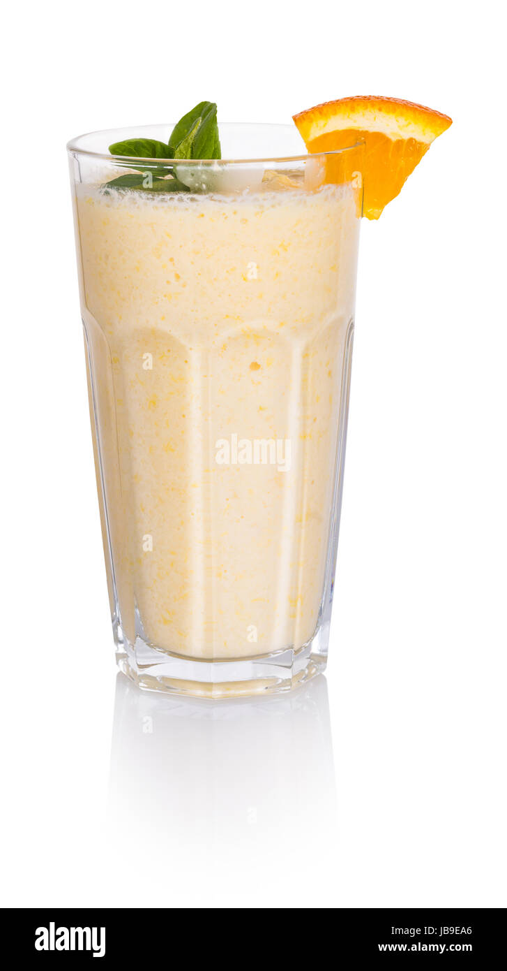 Latti di frutta cocktail su un bianco sfondo isolato Foto Stock