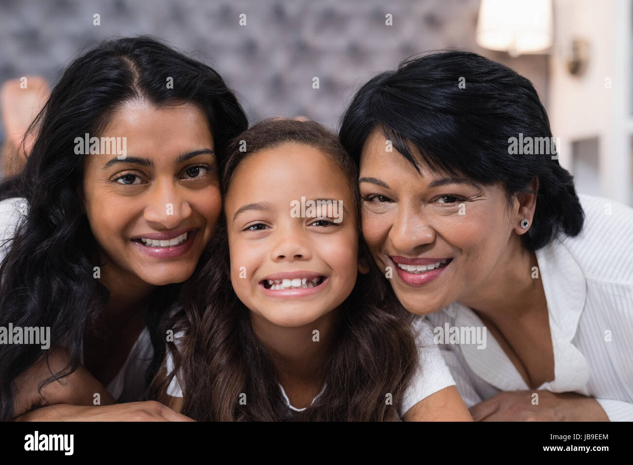 Close up ritratto di multi-generazione famiglia a casa Foto Stock