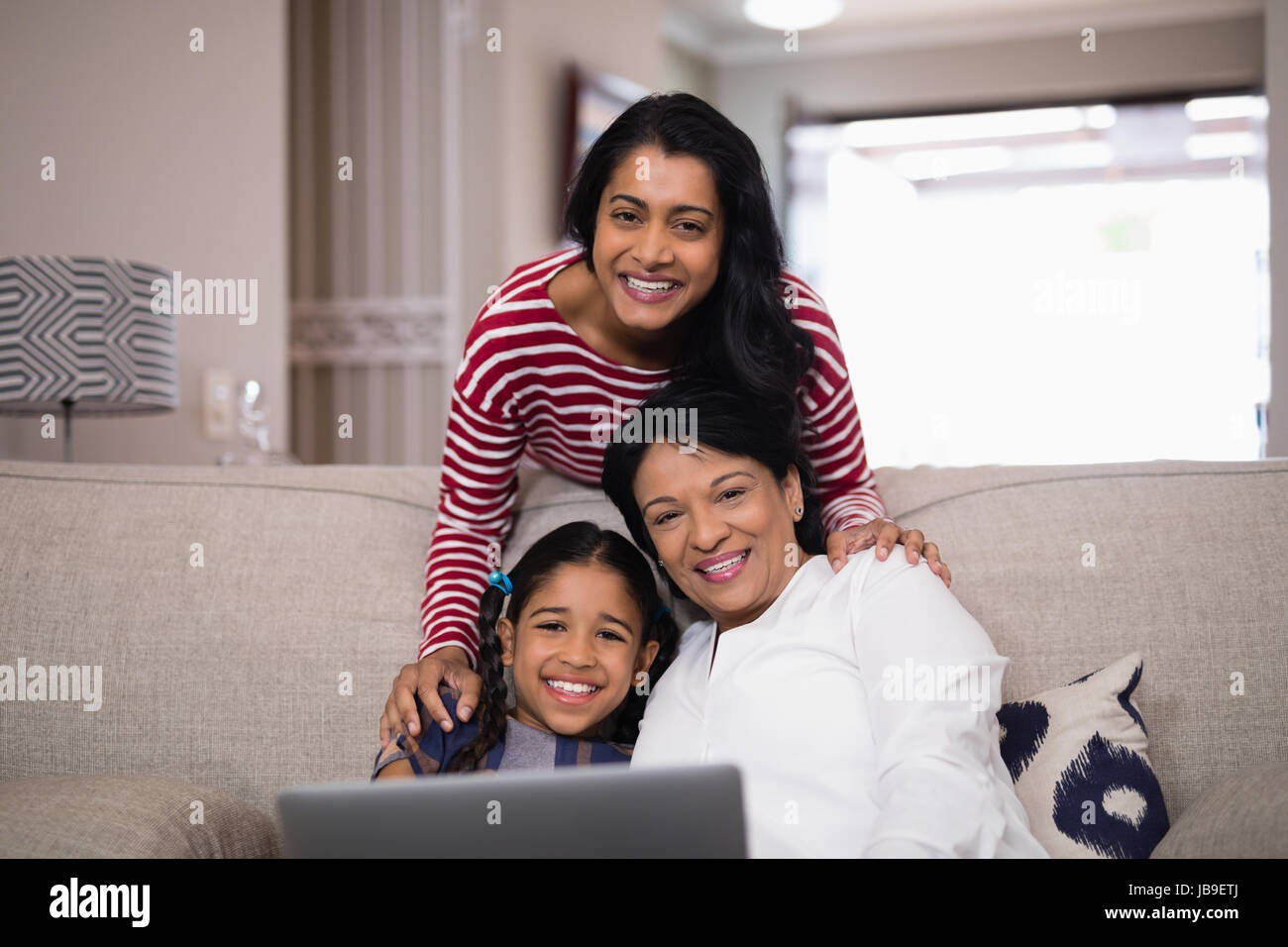 Ritratto di multi-generazione famiglia sorridente insieme a casa Foto Stock