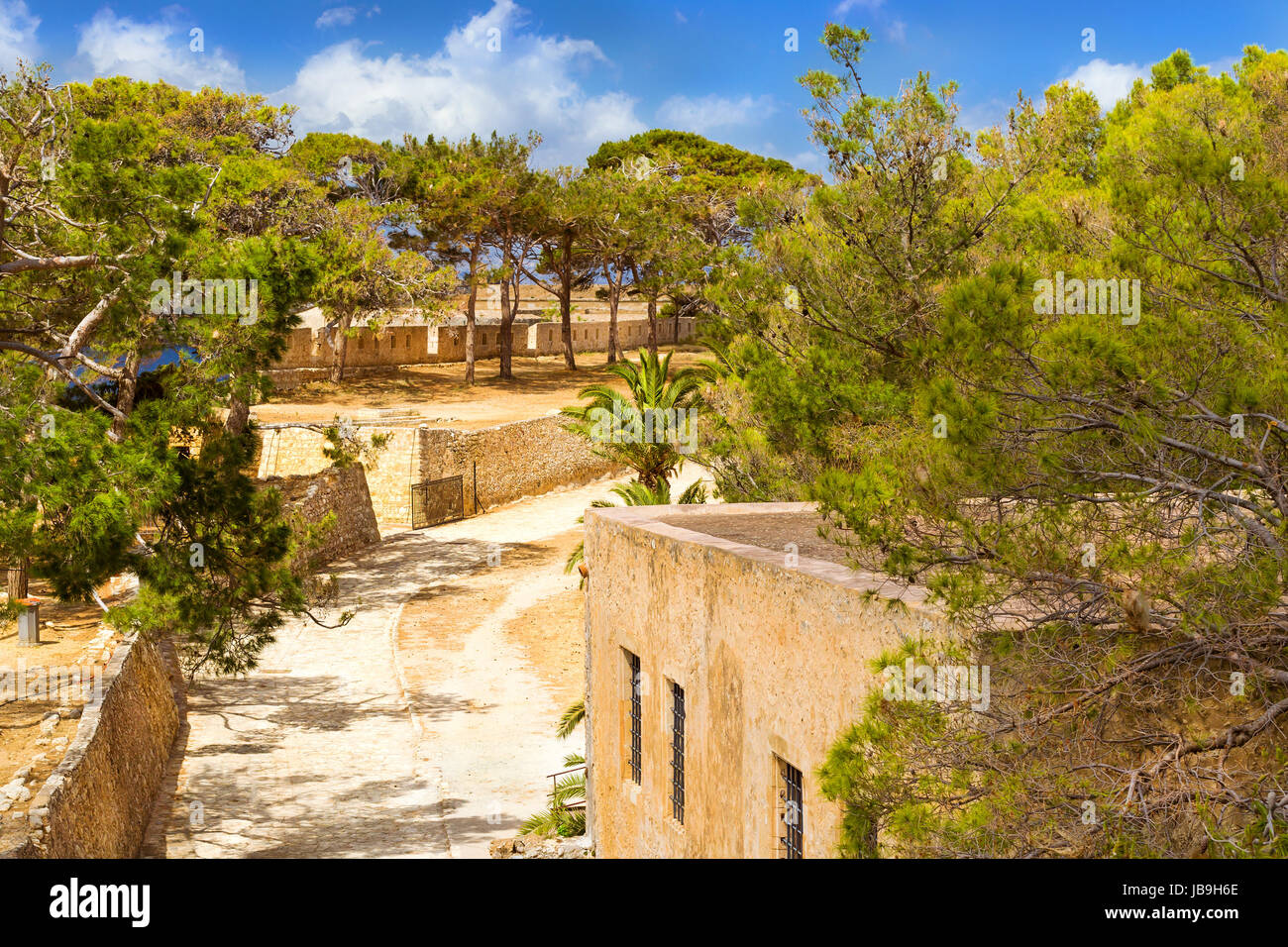 Cortile interno e fortificazioni, circondata da mura di pietra, Castello Fortezza - la fortezza veneziana con il bastione del sistema di difesa su hill Paleokastro in re Foto Stock
