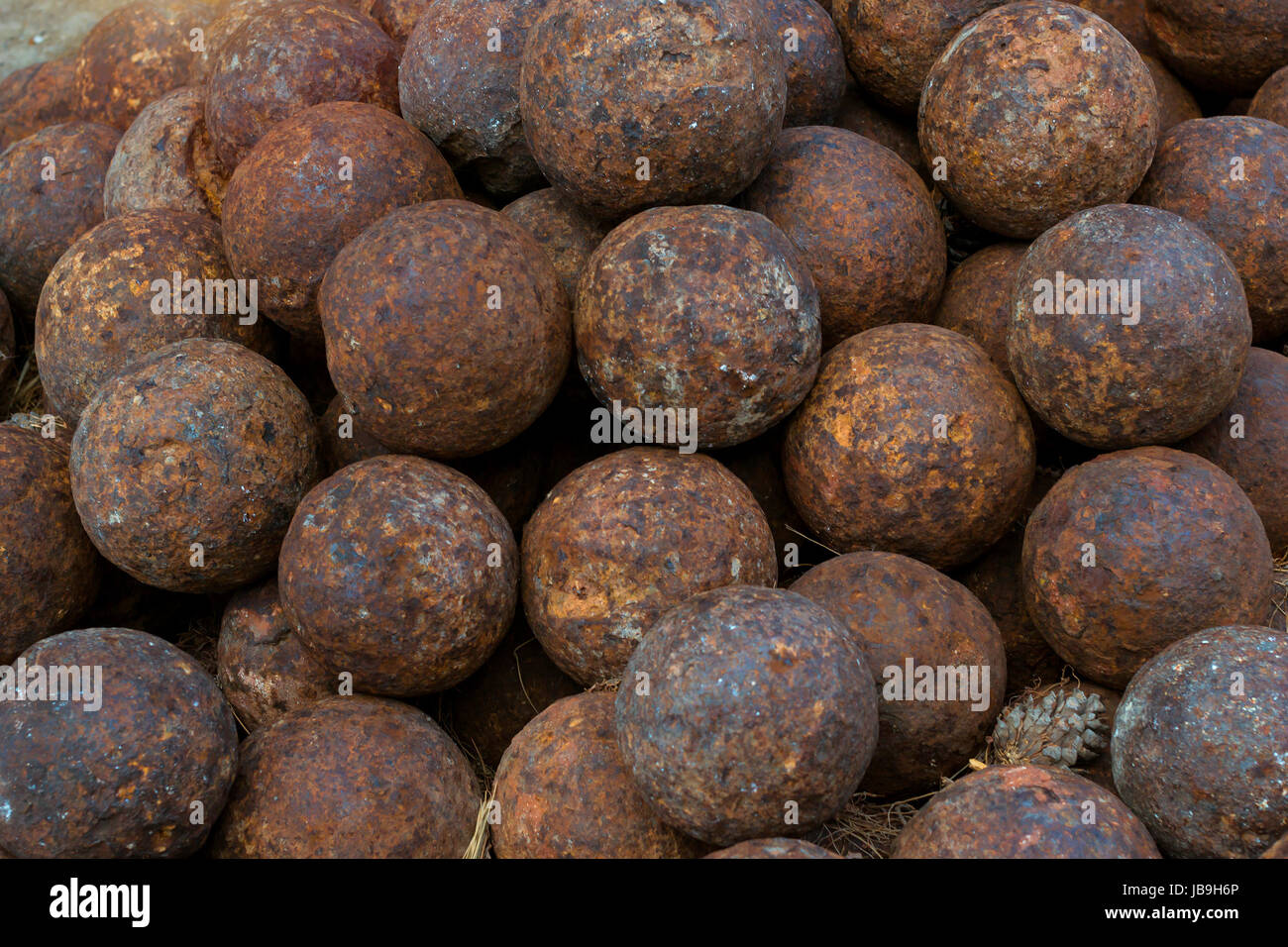 La texture del vecchio palle di cannone nel cortile del Castello Fortezza - la fortezza veneziana con il bastione del sistema di difesa su hill Paleokastro nel resort Rethymno. Il GRE Foto Stock