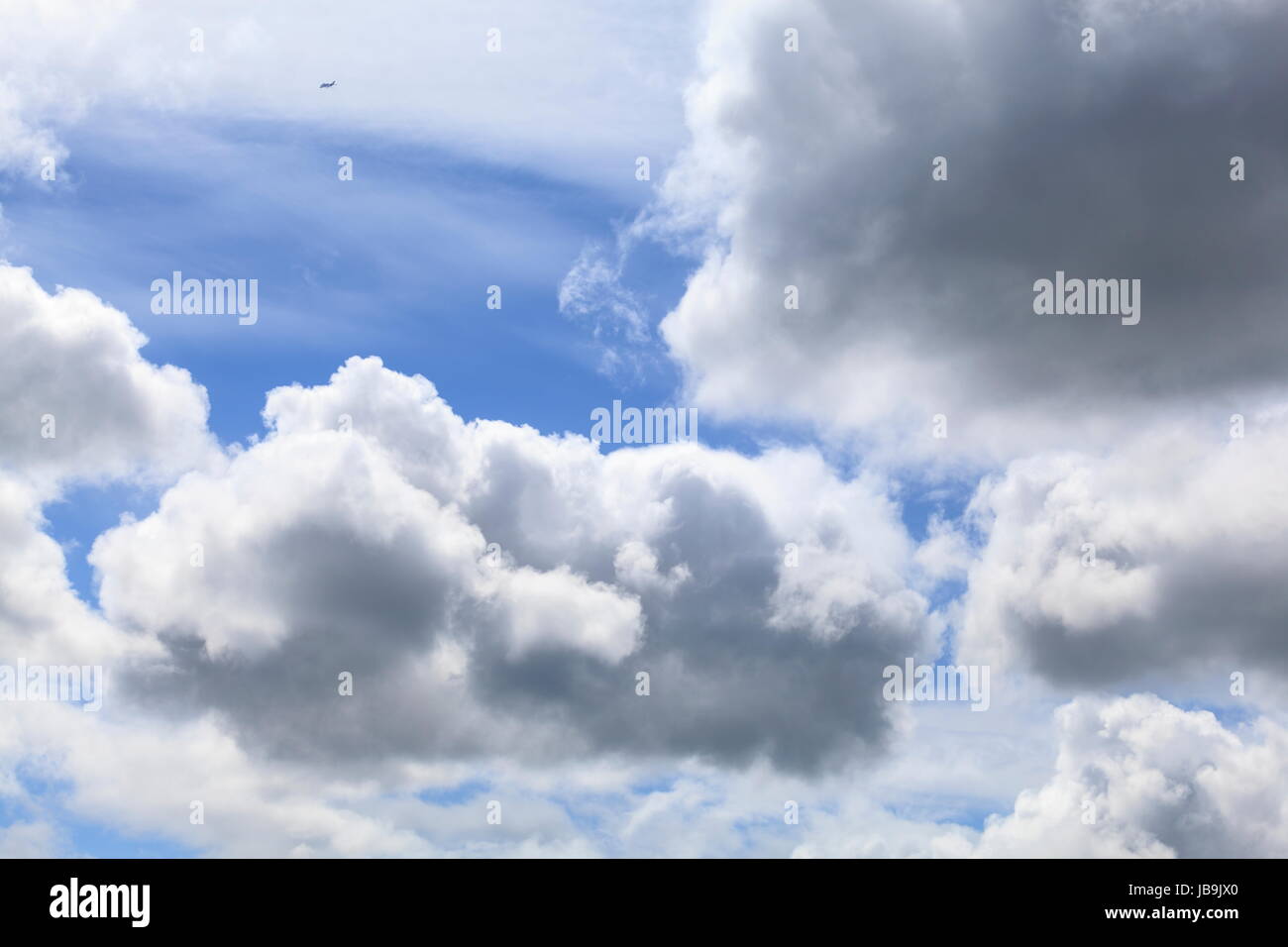 Cumulus nubi si formano durante una calda giornata di primavera. Il Beluga velivolo può essere visto volare sopra le nuvole Foto Stock