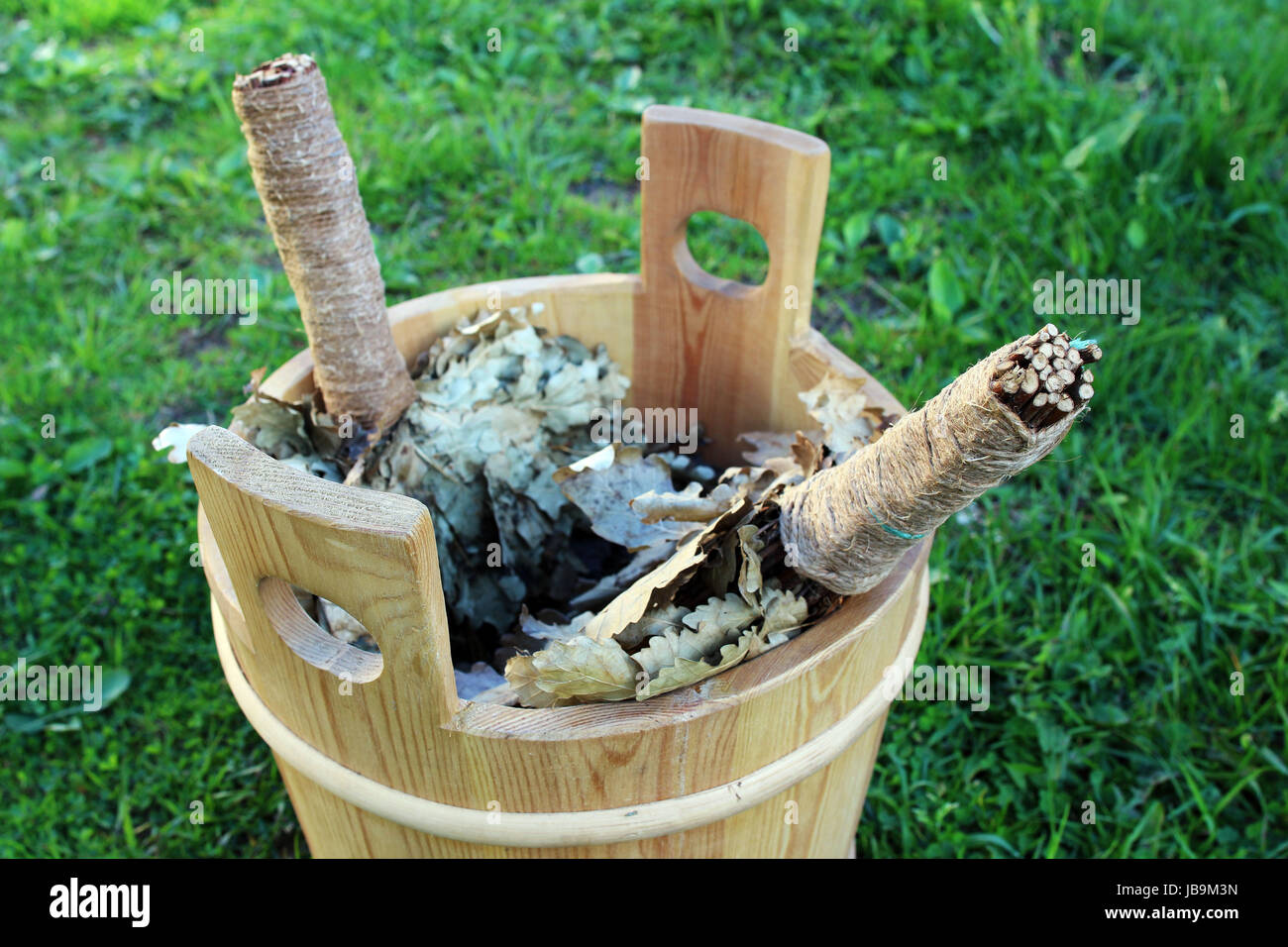 Bagno in legno di quercia scope in un vaporizzatore prepararsi per una sauna. Sauna tradizionale accessori, close up Foto Stock