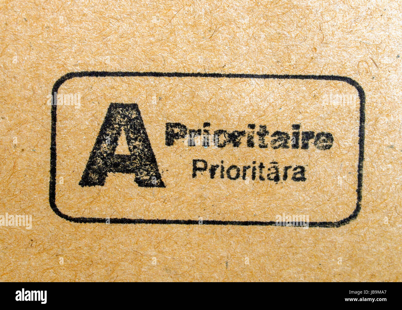 Posta prioritaria internazionale farà fede il timbro postale sulla busta da  lettere scritte in francese e il lettone Foto stock - Alamy