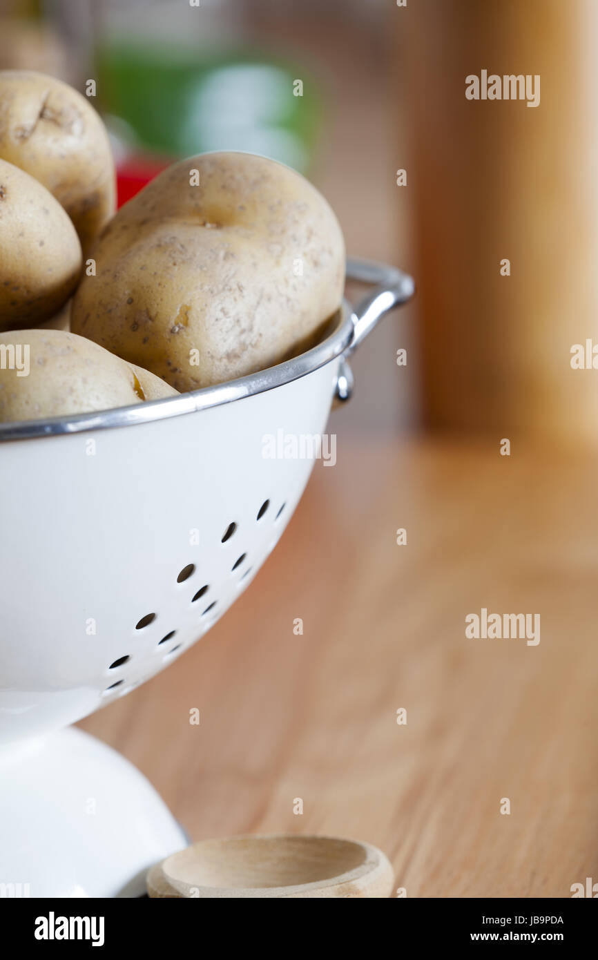 Detailansicht eines Seihers mit Kartoffeln rohen Foto Stock