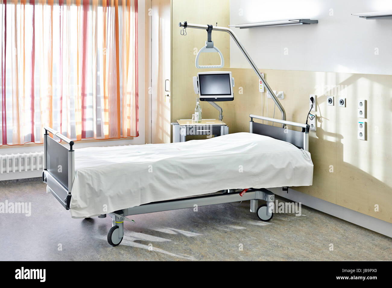 Zimmer mit Bett im Krankenhaus Foto Stock