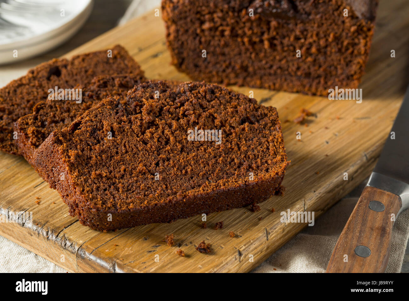 Dolci fatti in casa pane al cioccolato torta tagliata a fette Foto Stock