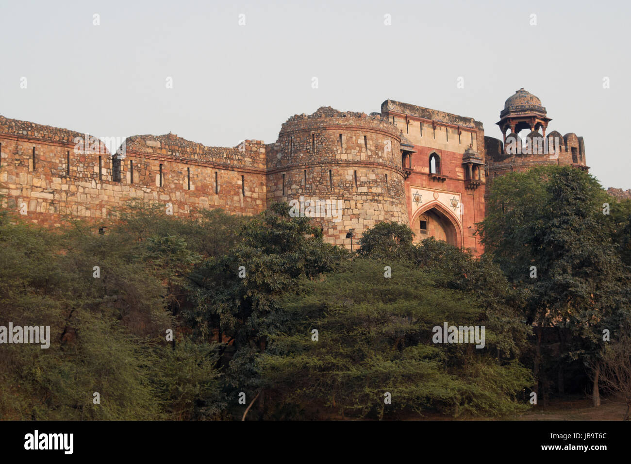 Fortificata per lo storico fort Mughal del Purana Qila in New Delhi, India. Costruito del XVI secolo D.C. Foto Stock