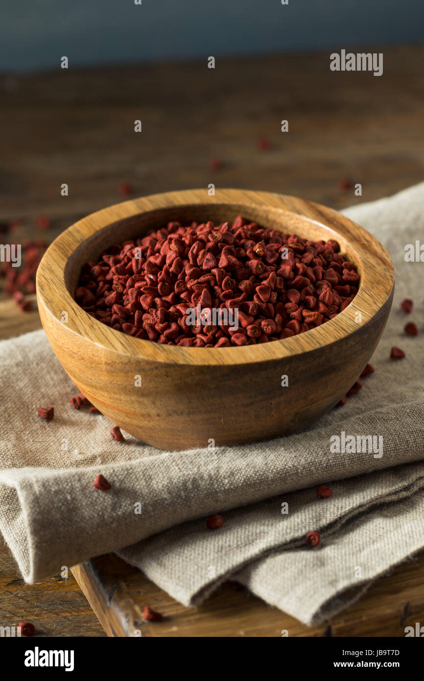 Materie organico rosso di Annatto semi in una ciotola Foto Stock