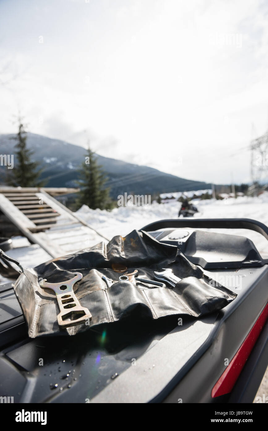 Vari strumenti conservati nel caso in motoslitta durante il periodo invernale Foto Stock