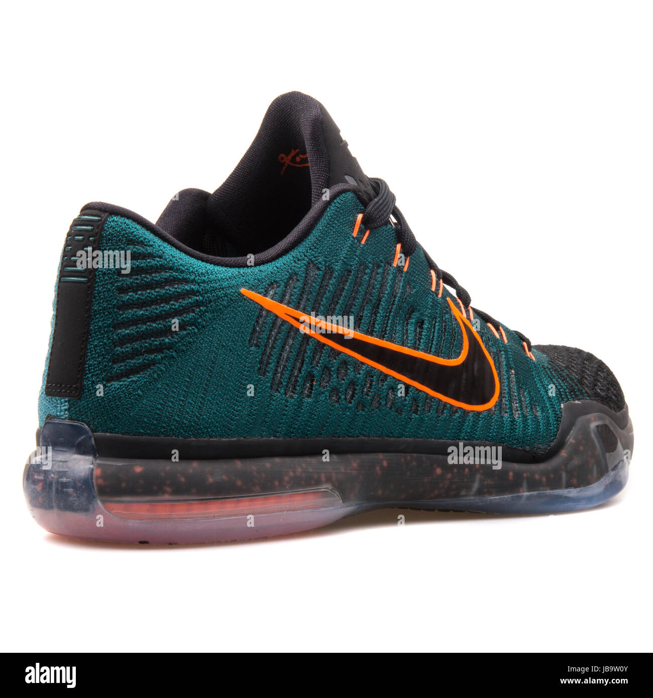 Nike Kobe X Elite bassa nero, verde scuro e arancione uomini scarpe da  basket - 747212-303 Foto stock - Alamy