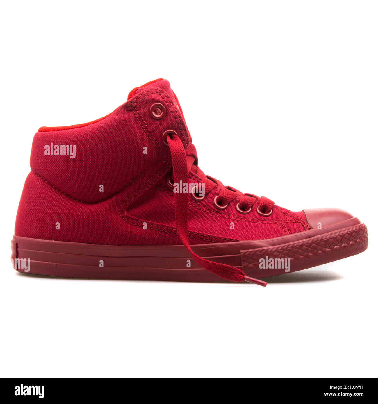 Sneakers alte rosse con chiusura a risvolto Immagini senza sfondo e Foto  Stock ritagliate - Alamy