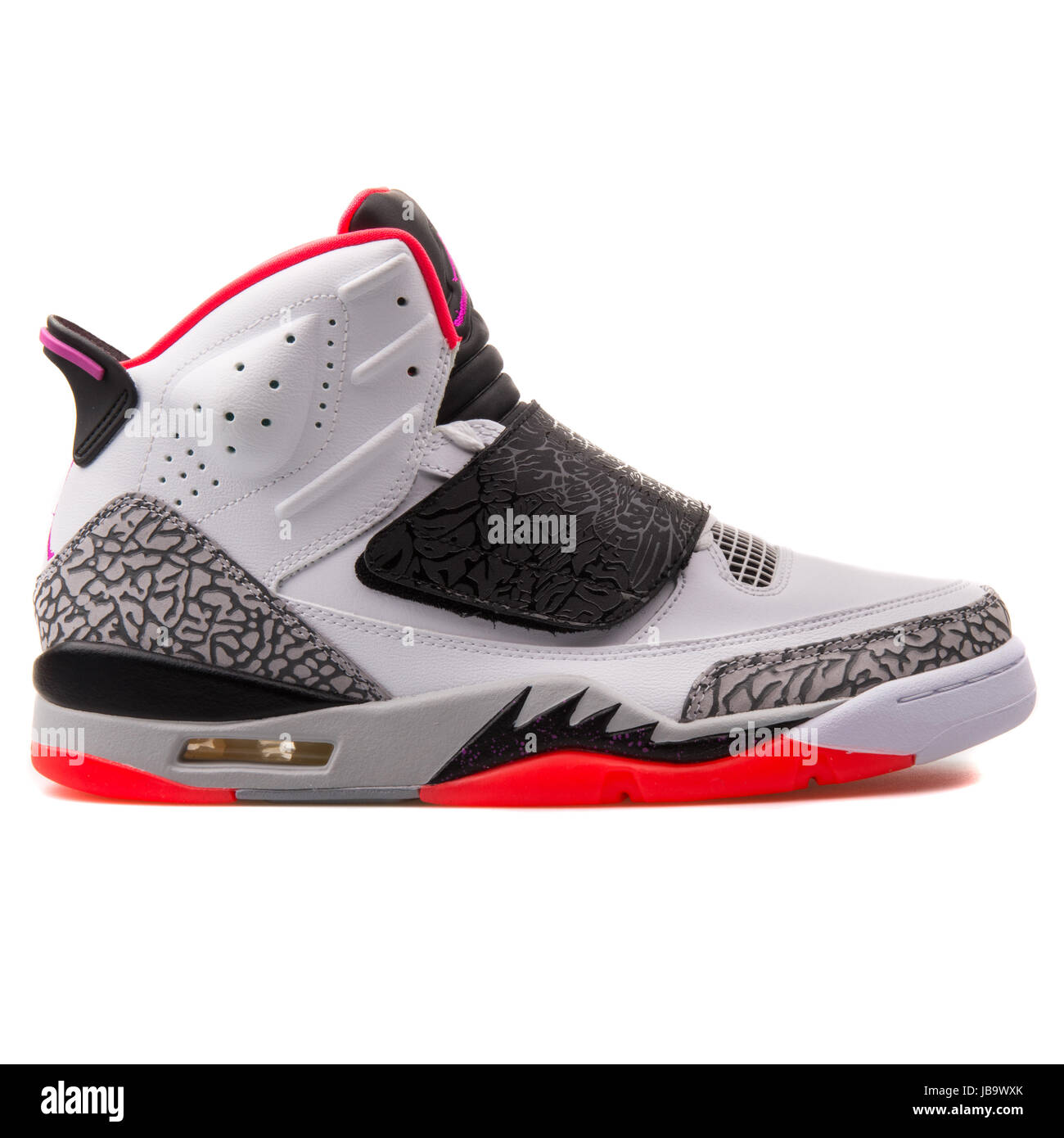 Nike Jordan figlio di bianco, nero e grigio uomini scarpe da basket -  512245-105 Foto stock - Alamy