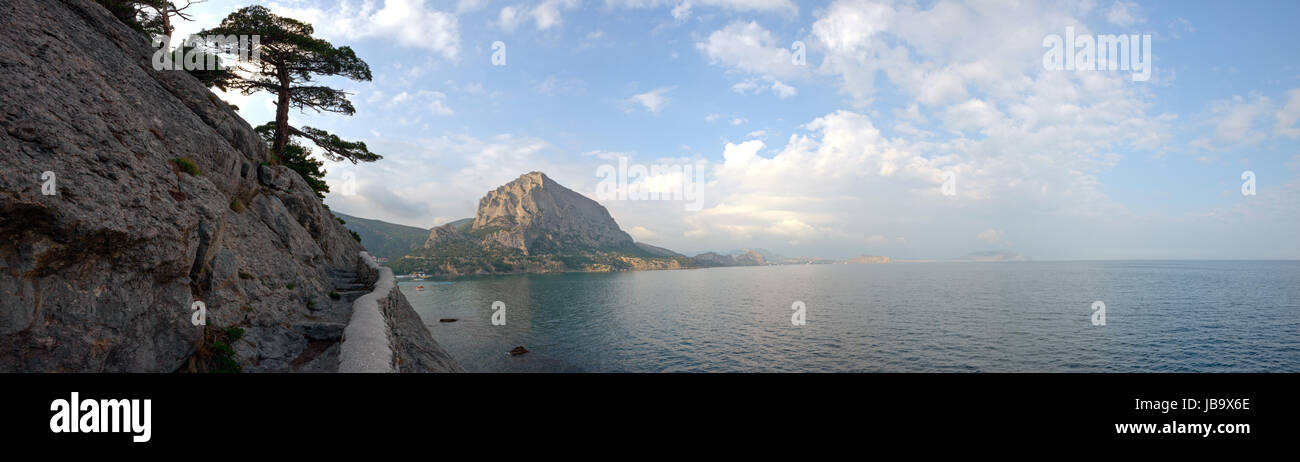 Vista panoramica verso il Monte Falco al di là della baia verde del Nuovo Mondo (Novy svet) città con posizione Sudak, Alchak e Meganom mantelli nella distanza dal Go Foto Stock