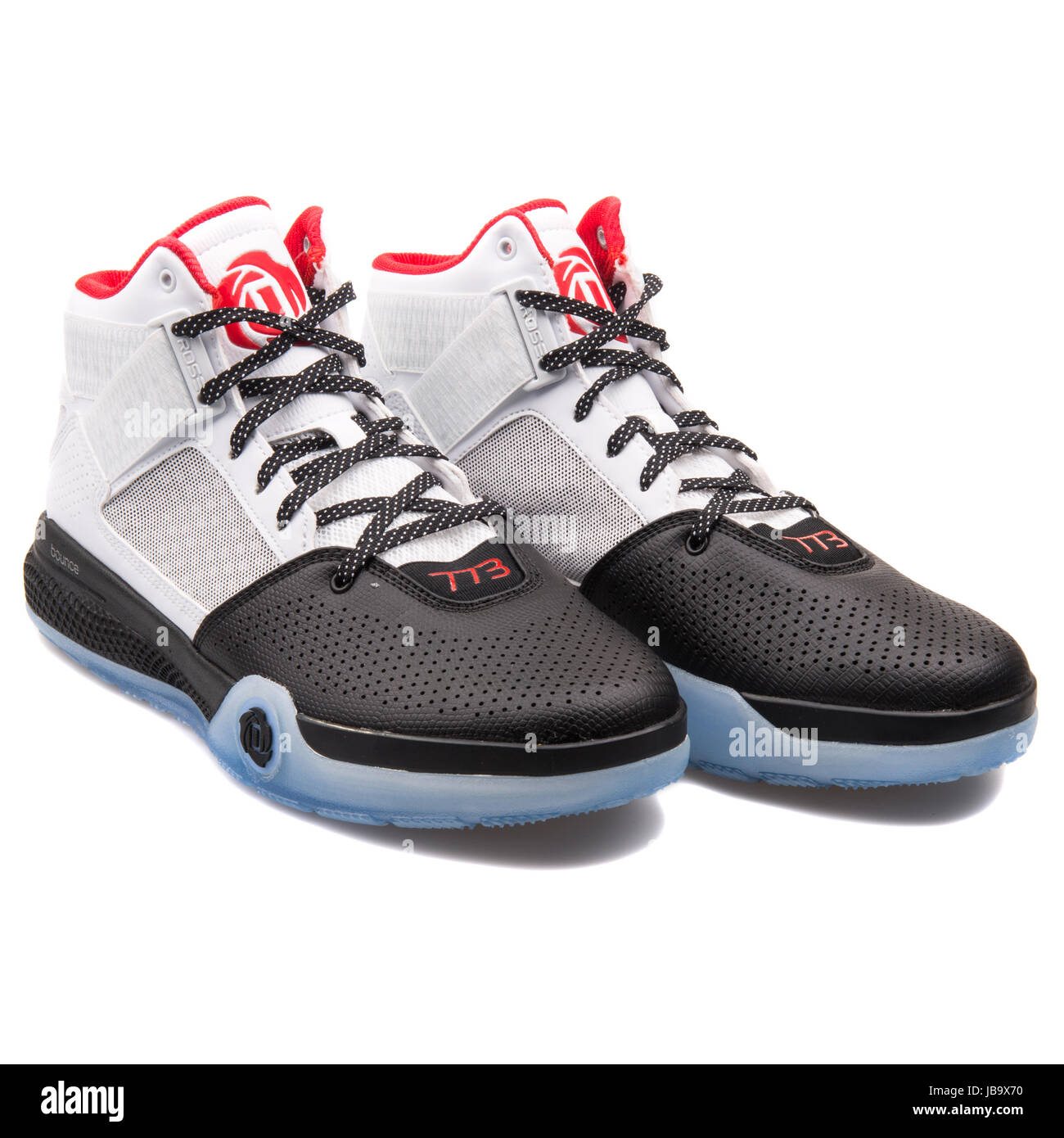 Adidas D Rose 773 IV bianco, nero e rosso uomini scarpe da basket - D69433  Foto stock - Alamy