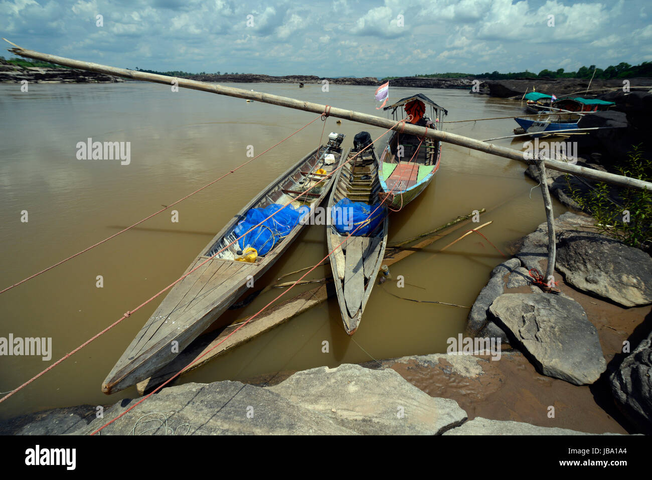 Die im Steinlandschaft Fiume Mekong des Naturpark Sam Phan Bok bei Lakhon Pheng am Fiume Mekong in der Provinz Amnat Charoen nordwestlich von Ubon Ratchathani im nordosten von tailandia in Suedostasien. Foto Stock