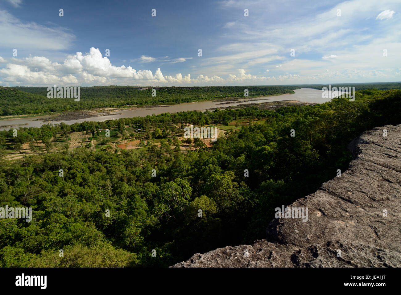 Die Landschaft mit Sicht auf den Fiume Mekong vom Pha Taem Nationalpark bei Khong Chiam in der Umgebung von Ubon Ratchathani im nordosten von tailandia in Suedostasien. Foto Stock