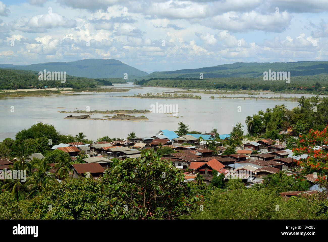 Sicht vom Tempel Wat Tham Khu Ha Sawan in Khong Jiam am Fiume Mekong in der naehe des Pha Taem Nationalpark in der Umgebung von Ubon Ratchathani im nordosten von tailandia in Suedostasien. Foto Stock