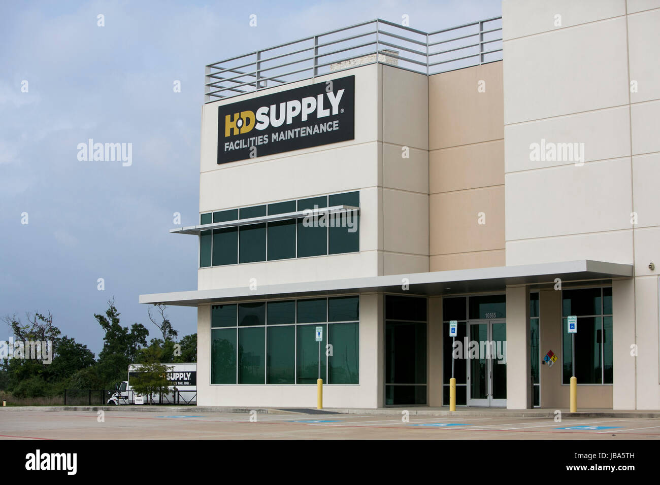 Un segno del logo al di fuori di una struttura occupata da HD Supply, Inc. con sede a Houston, in Texas, il 28 maggio 2017. Foto Stock