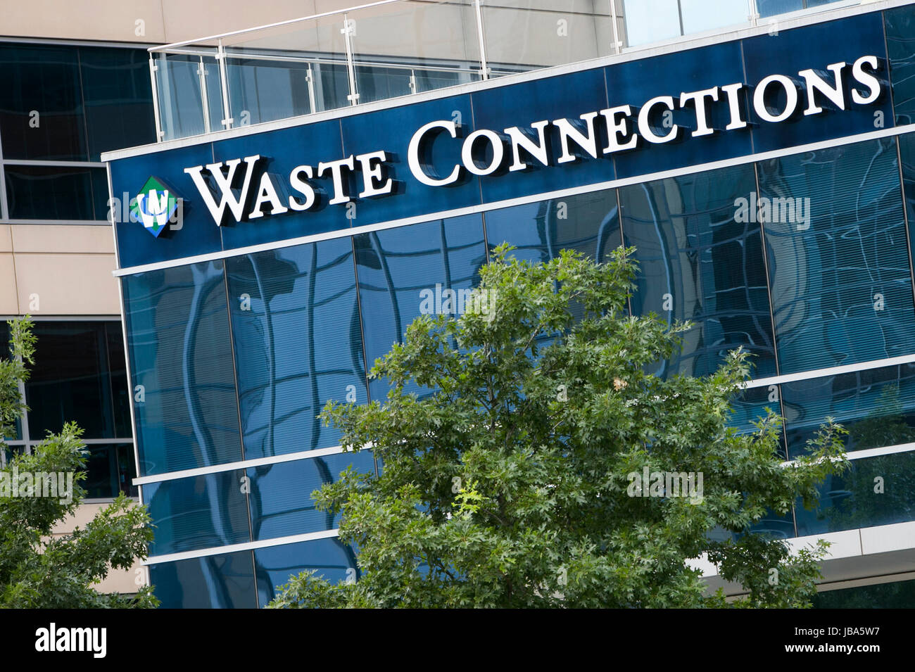 Un segno del logo al di fuori di una struttura occupata dai rifiuti connessioni, Inc., nei boschi, Texas, il 28 maggio 2017. Foto Stock