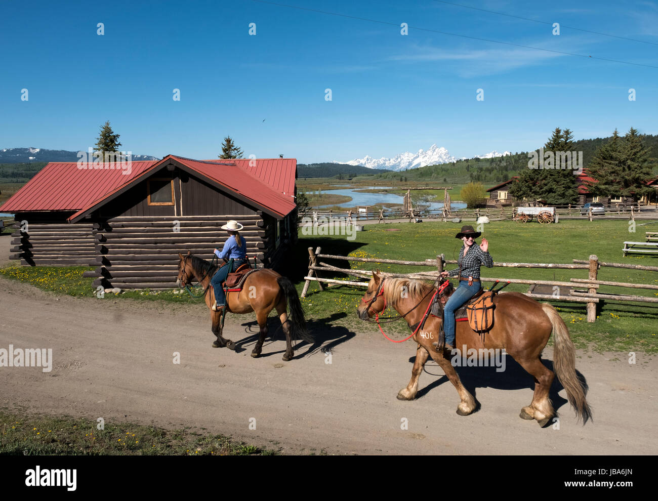 Le giovani donne a cavallo testa fuori dal cuore Sei Ranch, nella valle di Buffalo, Wyoming negli Stati Uniti d'America. Foto Stock