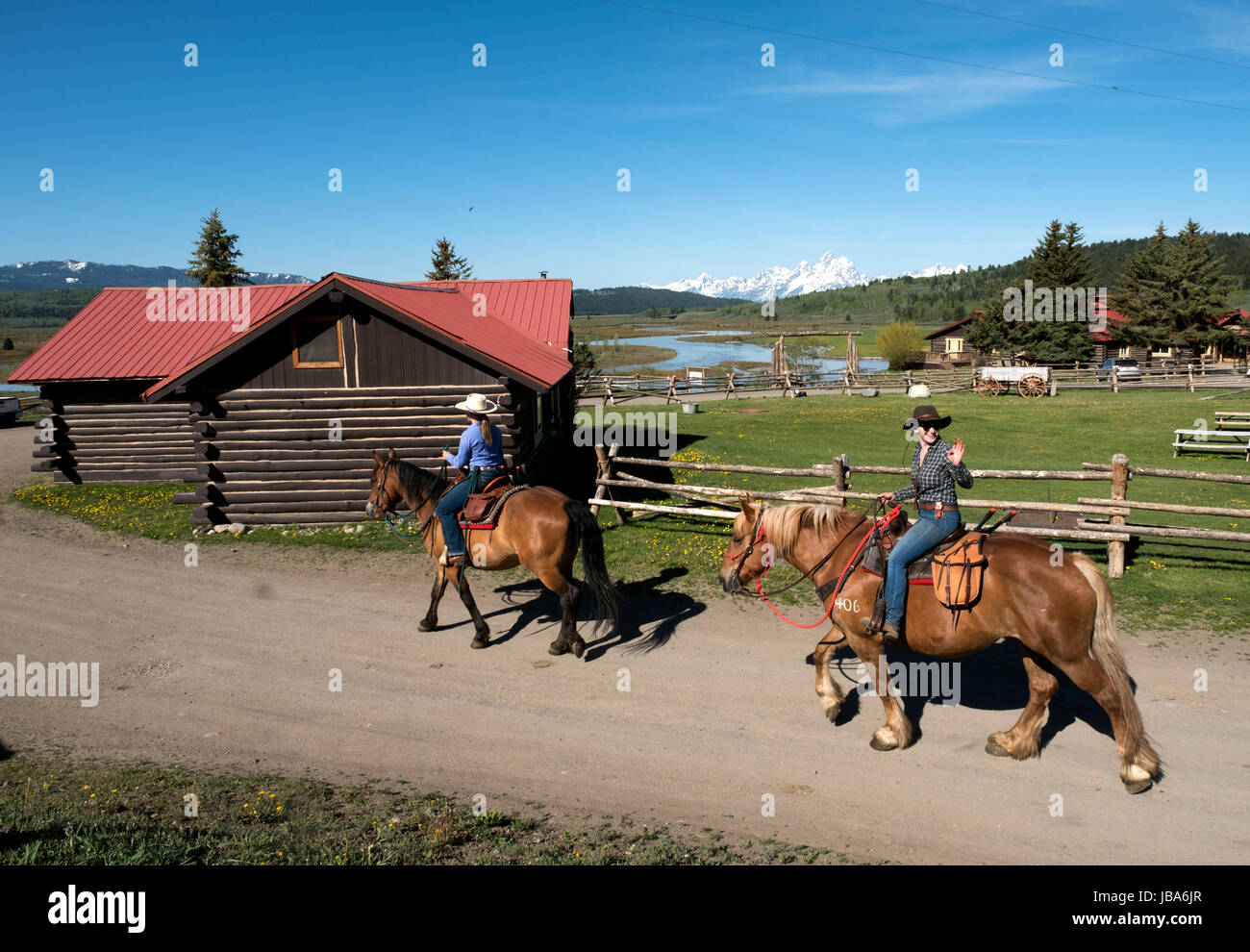 Le giovani donne a cavallo testa fuori dal cuore Sei Ranch, nella valle di Buffalo, Wyoming negli Stati Uniti d'America. Foto Stock