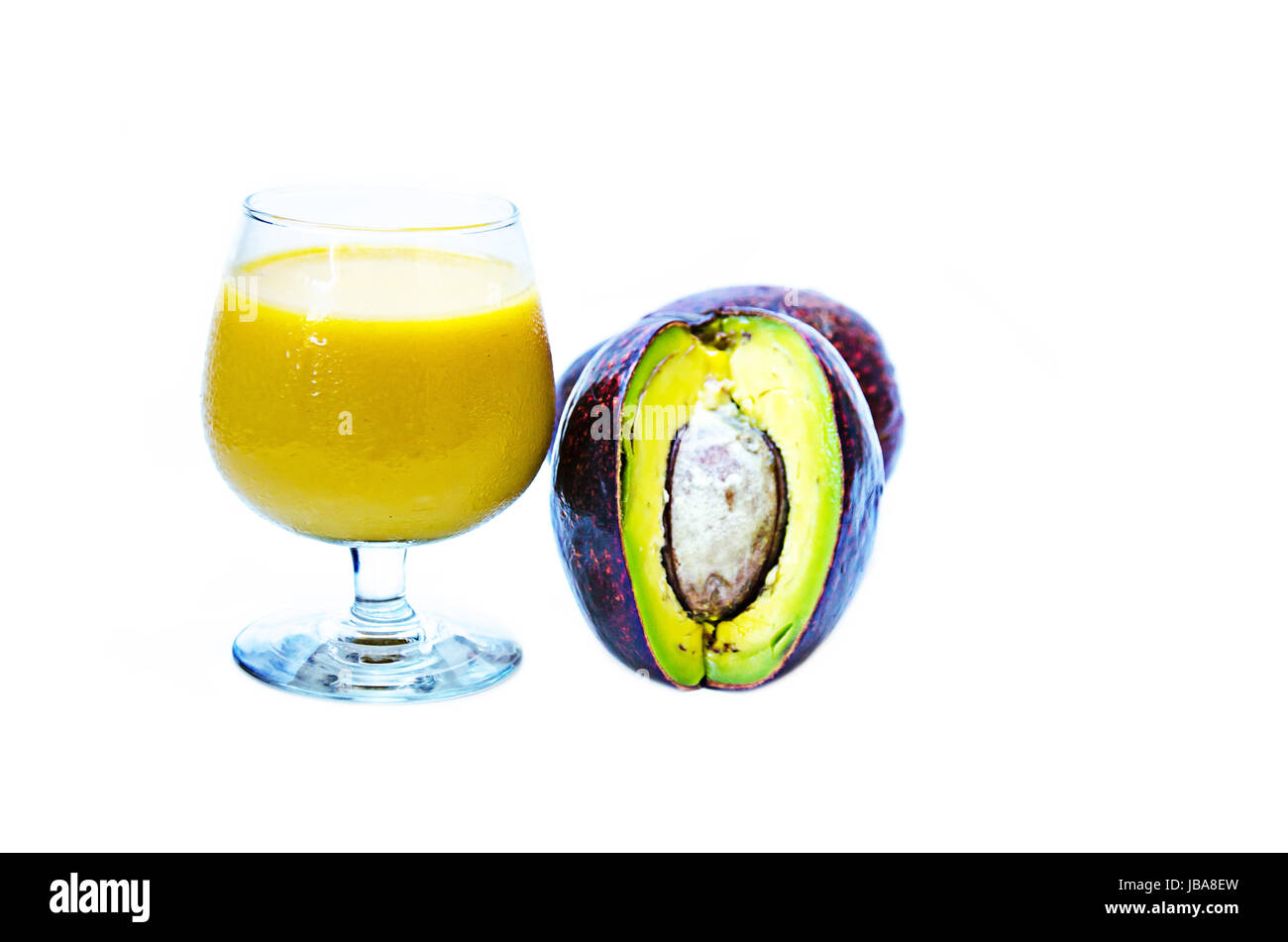 Avocado con il succo di frutta fresco frutto di Avocado per cibo sano su sfondo bianco Foto Stock