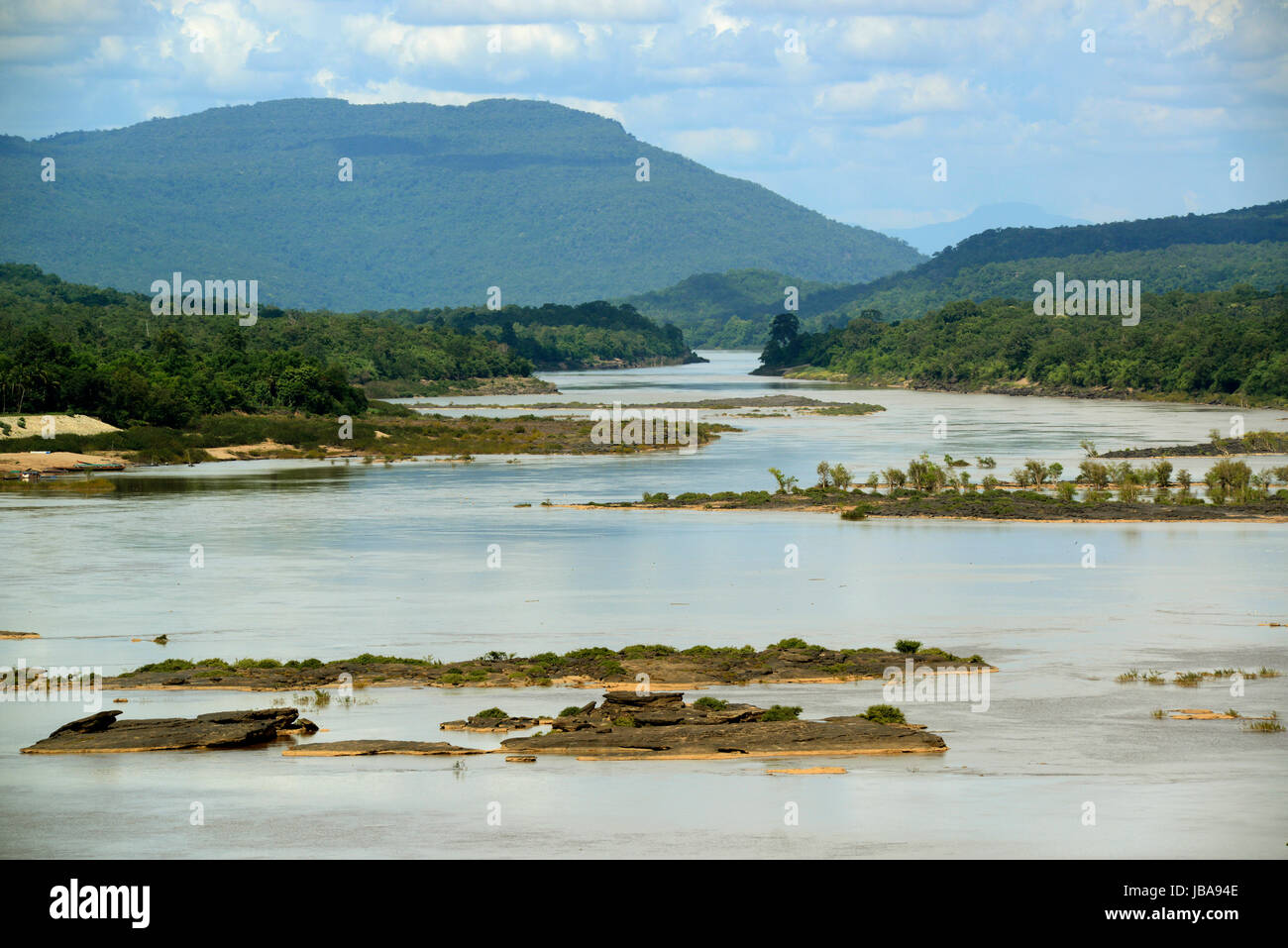 Sicht vom Tempel Wat Tham Khu Ha Sawan in Khong Jiam am Fiume Mekong in der naehe des Pha Taem Nationalpark in der Umgebung von Ubon Ratchathani im nordosten von tailandia in Suedostasien. Foto Stock