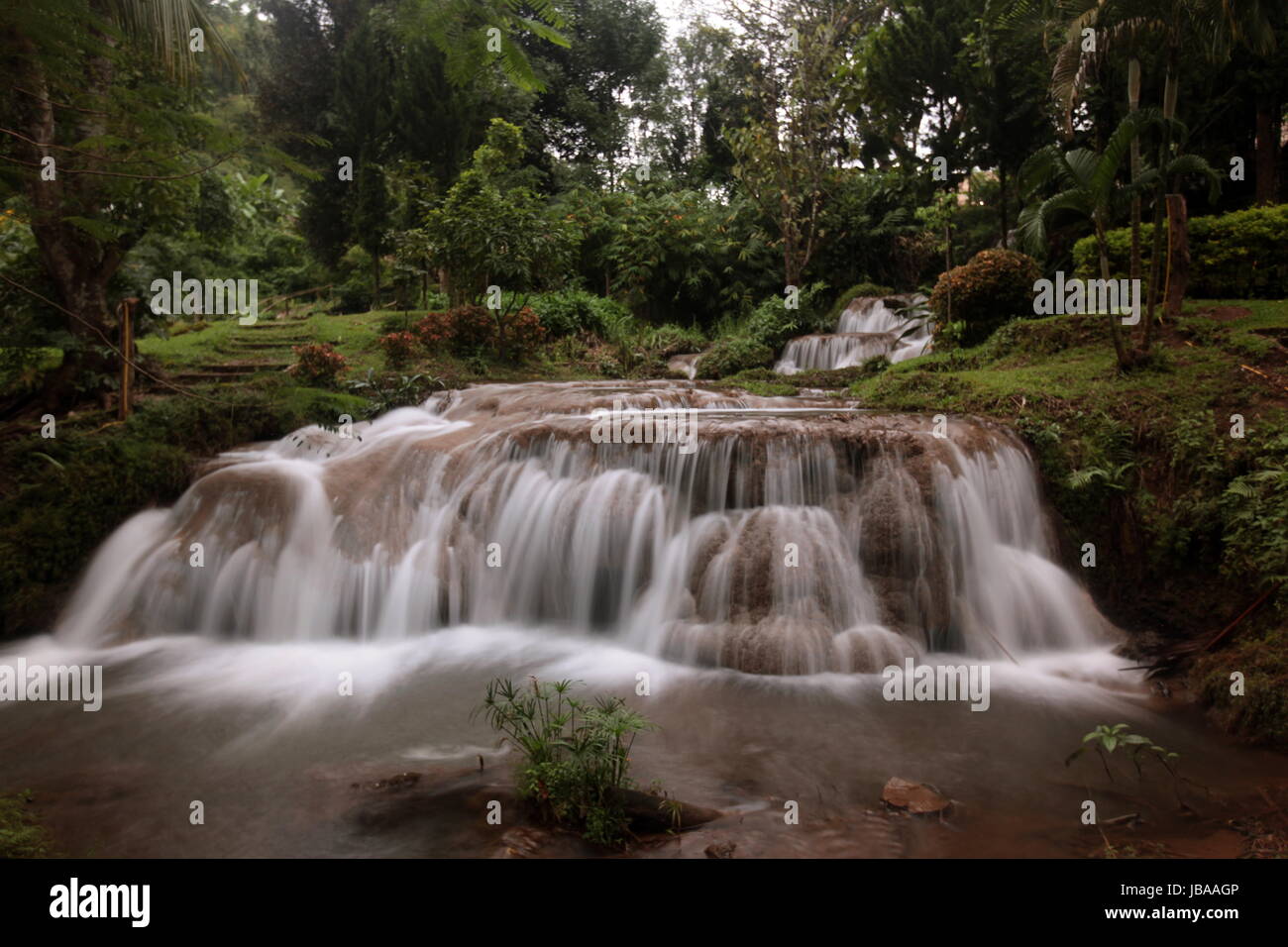 Die Landschaft Mit einem Wasserfall beim Dorf Fang noerdlich von Chiang Mai im Norden von Thailandia. Foto Stock