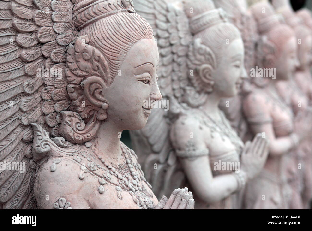 Kunsthandwerk in einem Shop in Khorat in der provinz Nakhon Ratchasima im Nordosten von Thailandia im Suedwesten von tailandia in Suedostasien. Foto Stock