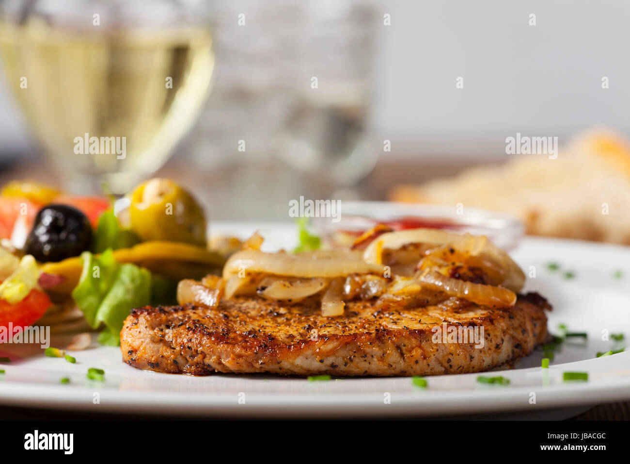 Gegrilltes schweinesteak immagini e fotografie stock ad alta ...