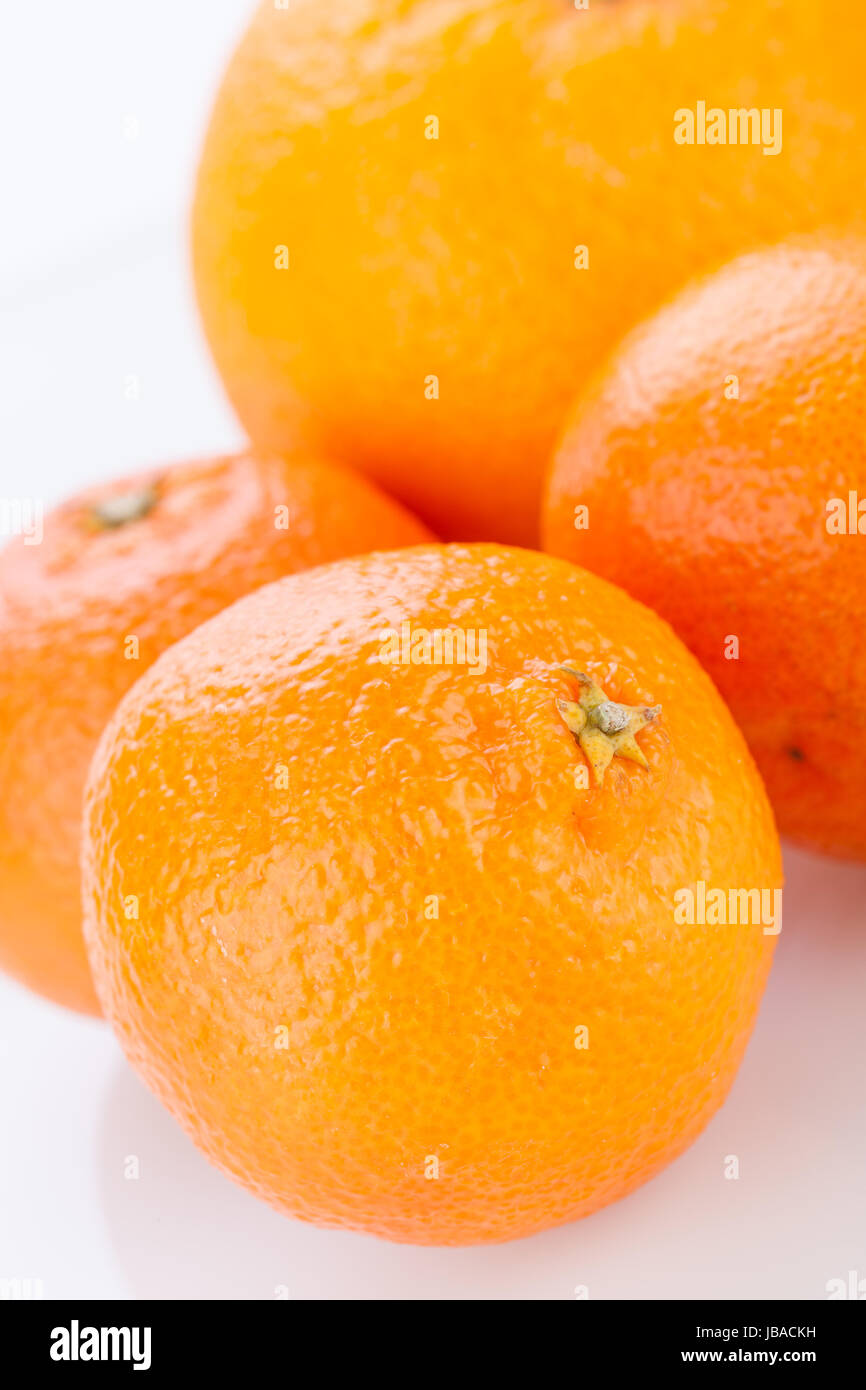 Frische reife arancione südfrucht zitrusfrucht gesund obst frucht vitamina isoliert vor wessem hintergrund Foto Stock