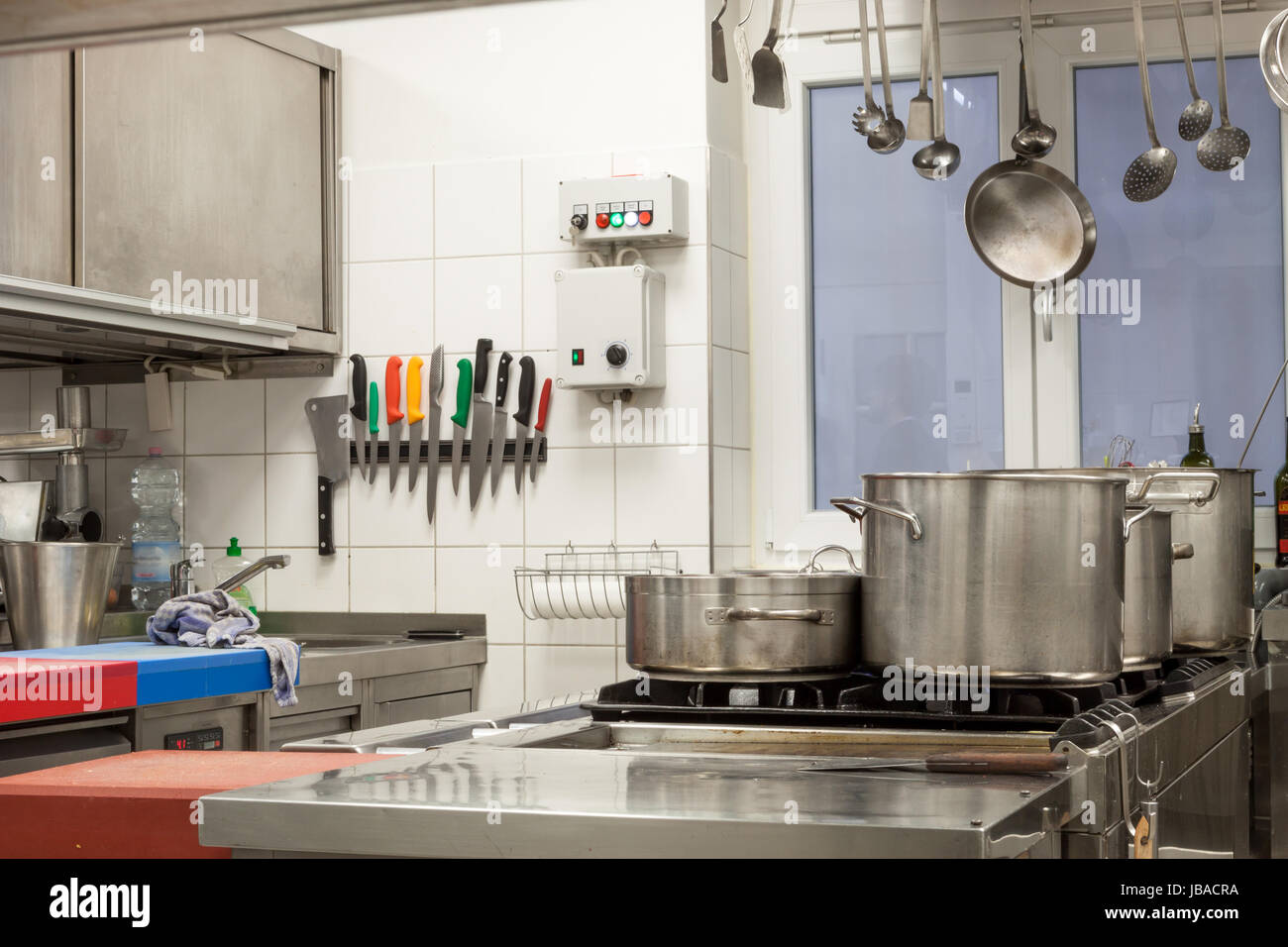 Ristorante küche innen kochen kochfeld einrichtung industriell großküche kantine catering Foto Stock