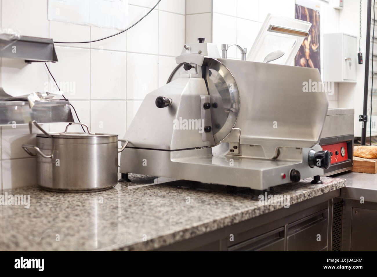 Ristorante küche innen kochen kochfeld einrichtung industriell großküche kantine catering Foto Stock